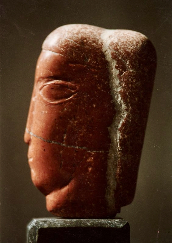 Hoofd — red marble