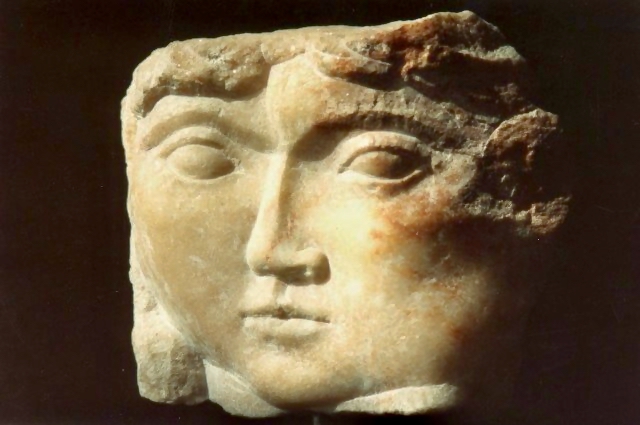 Hoofd — white marble